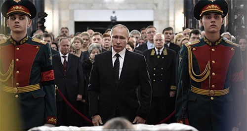 El presidente de Rusia, Vladímir Putin, asiste al funeral de Kárlov